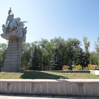 мемориал павшим воинам -вид слева