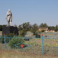 Братская могила и памятник павшим воинам в Великой Отечественной войне