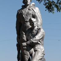 Скульптурная композиция памятника павшим воинам