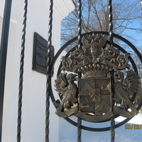 Усадьба "Поречье". Въездные ворота с гербом