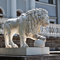 Скульптура льва перед дворцом