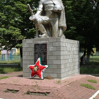 Новосадовый. Памятник на братской могиле советским воинам.