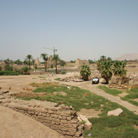 Вид на священное озеро со стены храма Аменхотепа IV