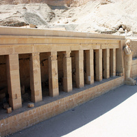 Правая сторона храмового комплекса Хатшепсут