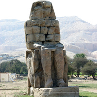 Статуя фараона Аменхотепа III у его храма