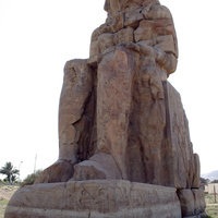 Статуя фараона Аменхотепа III у его храма