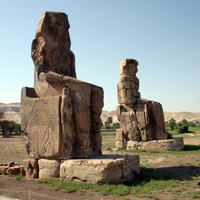 Статуи фараона Аменхотепа III (колоссы Мемнона) у его заупокойного храма