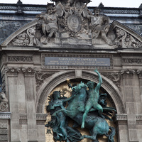 Статуи на здании Лувра