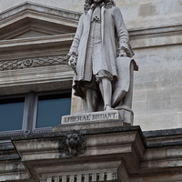 Статуя на здании Лувра