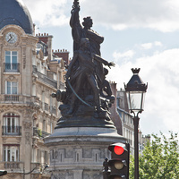 Памятник на площади Клиши