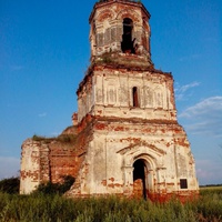 Колокольня церкви с установленной на ней памятной плитой