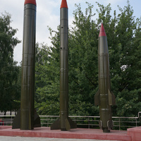 Мемориальный парк. Ракета (правая) комплекса «Точка» разработки Коломенского КБ машиностроения