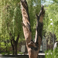 Ереванский зоопарк. Деревянная птичка