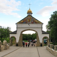 Главный вход, вид со стороны монастыря
