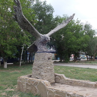 Скульптура взлетающего орла в сквере у ДК