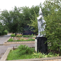 памятник Сергею Тюленину во дворе школы №1