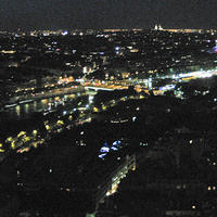 Вид на Париж ночью с Эйфелевой башни