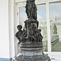 Памятник в Камероновой галерее