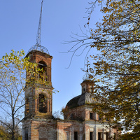 Небольшой каменный храм Св.Троицы в Никульском конца 18 века с фасадным декором в стиле раннего классицизма, характерен для культовой архитектуры Нерехтского района.