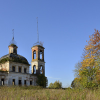 Церковь в Никульском стоит на открытом пейзаже рядом с дорогой, на вершине пологого холма, у северного подножья которого уцелели остатки усадебного парка с прудом.