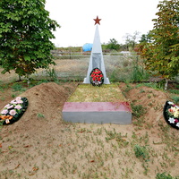 братская могила 1942 года и захоронение 2012 года