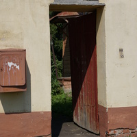 За калиткой усадебный двор