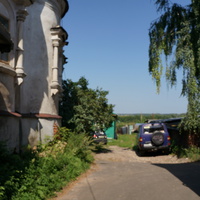 У храма Никиты