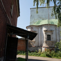 Подъезд. Храм Никиты