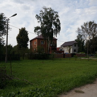 Дом у берёзы