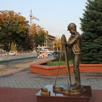 Памятник строителю