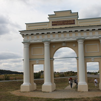 Диканька. Триумфальная арка в память о приезде Александра I (1826 г.). Со стороны трассы.