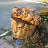 Полтава. Деревянная скульптура перед гостиницей "Турист".