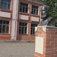 Памятник Кузнецову И.Е. другой ракурс