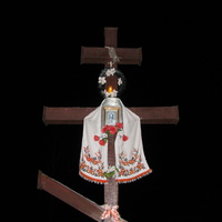 Придорожный крест украшенный рождественской лампадой