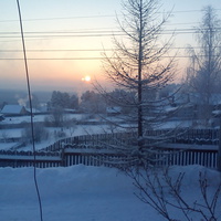 Дома зимой в Новоильинске. Встретились Солнце и Луна