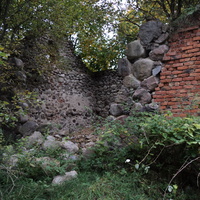 остатки старинной постройки в центре деревни
