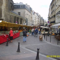 Типичный уличный рынок Парижа