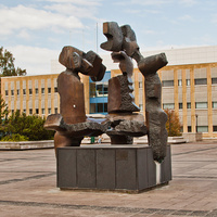 Памятник перед городской ратушей