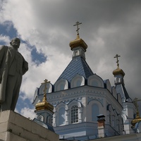 Памятник Ленину у церкви