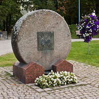 Памятник в центре города