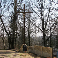 Крест возле костела