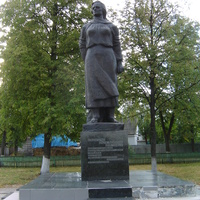 Великие Сорочинцы. Памятник партизанке Ольге Бондаренко.