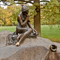 Скульптура "Девушка с разбитым кувшином"