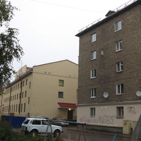 Сыктывкар 2013 драмтеатр (слева)