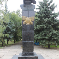 Осипенко. Памятник Полине Осипенко.