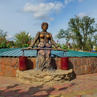 Скульптура казачки у фонтана