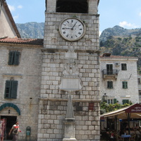 Часовая башня на площади Оружия