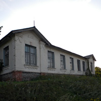 Старинное здание где размещалась сельская школа.