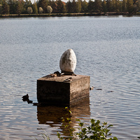 Скульптура на реке