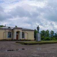 Памятник возле вокзала